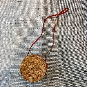 Straw woven crossbody bag.